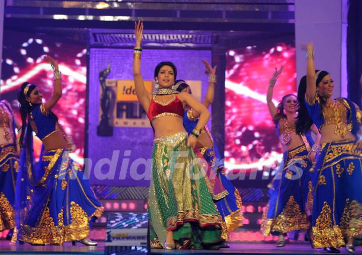 Priyanka performing at the 56th Idea Filmfare Awards 2010. .