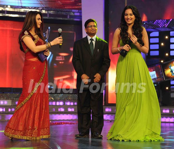 Preity Zinta and Mr. Ambrish Jain Director Operations Idea presenting Sonakshi Sinha at the 56th Idea Filmfare Awards 2010. .