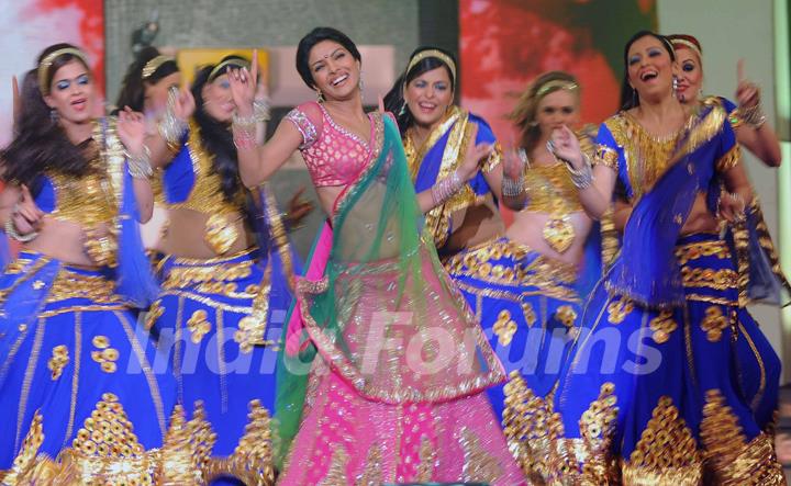 Priyanka performing at the 56th Idea Filmfare Awards 2010. .