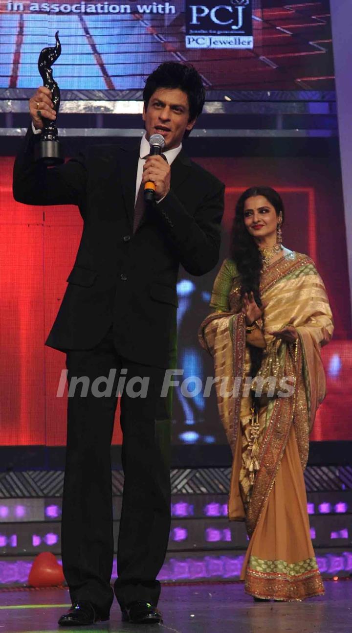 Rekha presenting ShahRukh Khan - Best Actor Male at the 56th Idea Filmfare Awards 2010. .