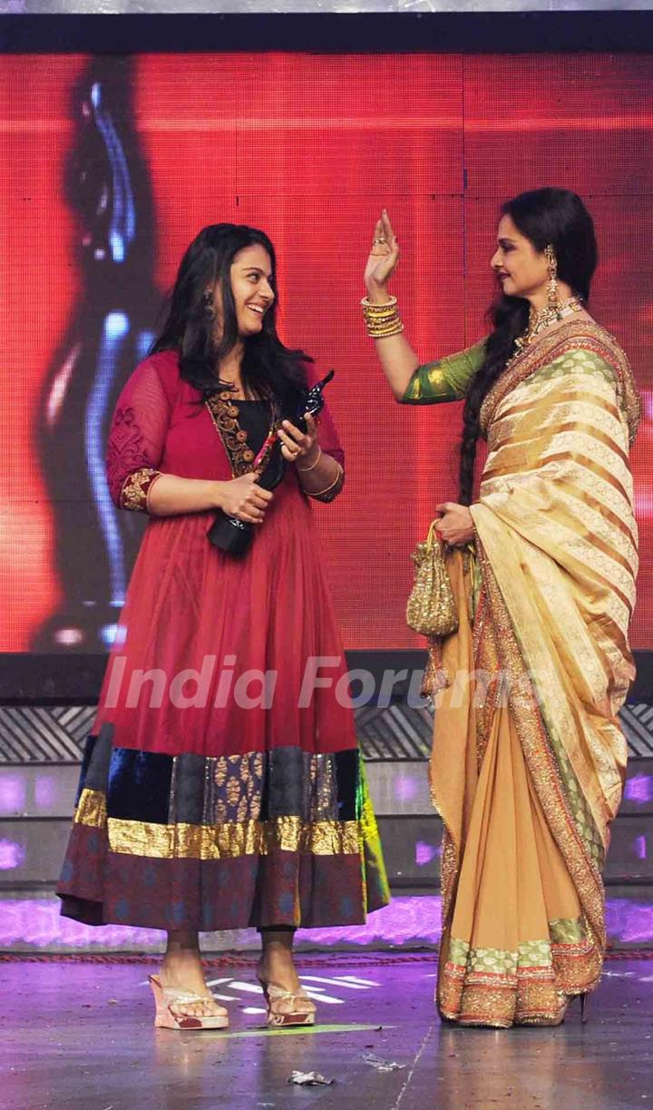 Rekha presenting Kajol for Best Actor Female at the 56th Idea Filmfare Awards 2010. .