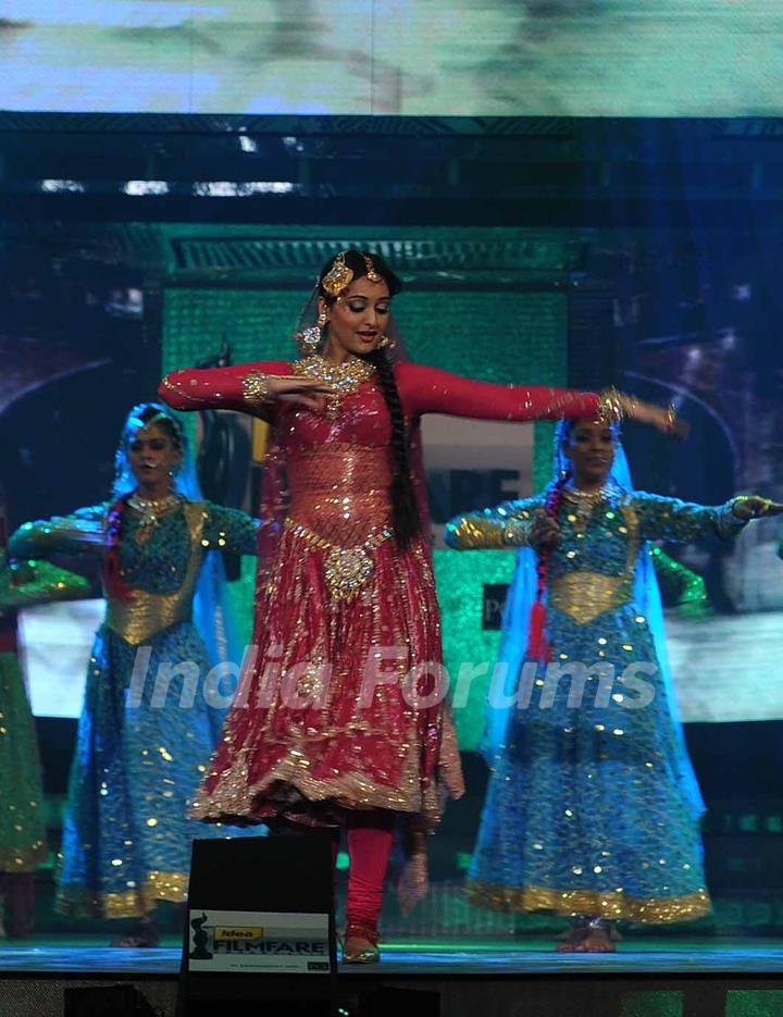 Sonakshi Sinha performing at the 56th Idea Filmfare Awards 2010. .