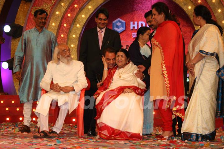 Dharmendra and Lata at Mi Marathi Awards at Andheri Sports Complex. .