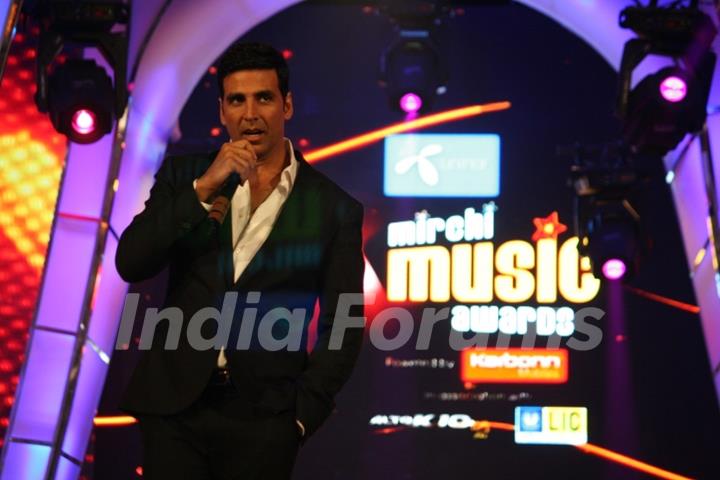 Akshay Kumar at Mirchi Music Awards 2011 at BKC