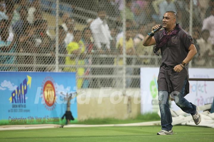 Baba Sehgal performed at Gully Cricket organised by Project Crayons