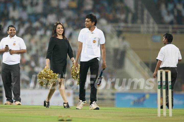 Mahima Choudhry cheering the audiences at Project Crayons Gully Cricket 2011