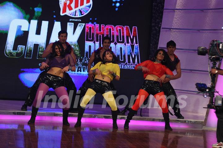 Contestants perfoming on Chak Dhoom Dhoom 2 - Team Challenge