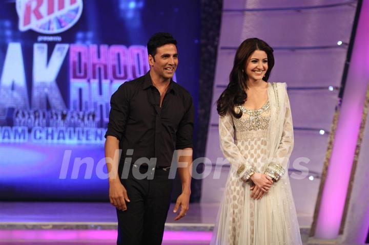 Akshay Kumar and Anushka Sharma on Chak Dhoom Dhoom 2 - Team Challenge