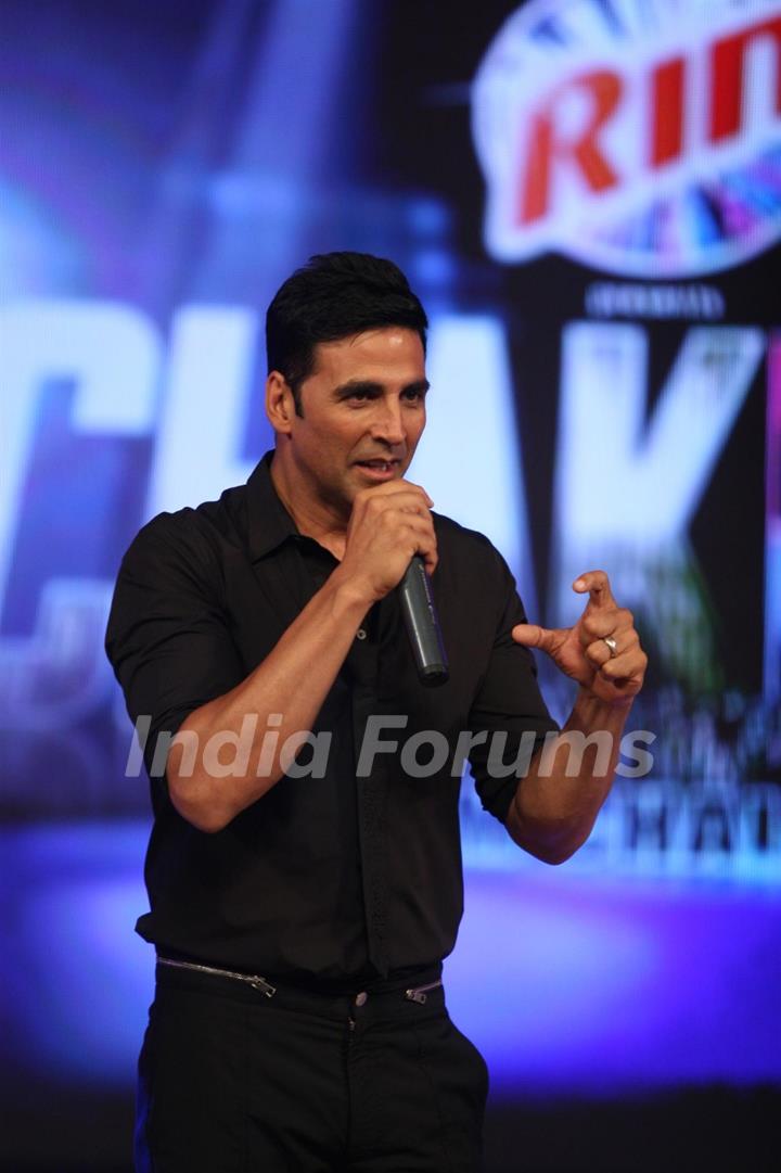 Akshay Kumar as a guest on Chak Dhoom Dhoom 2 - Team Challenge