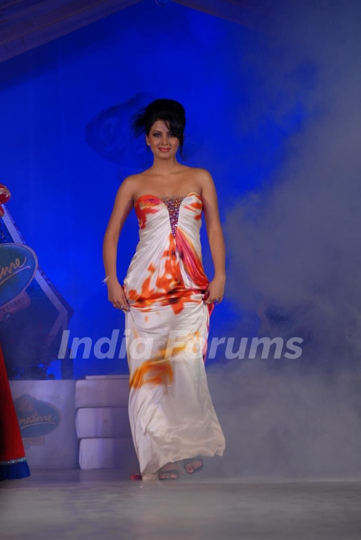 Geeta Basra on the ramp at Signature Derby press meet with fashion show at the Mahalaxmi Race Course