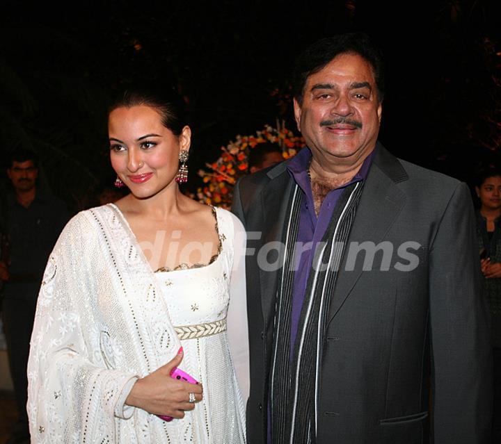 Shatrughan with Sonakshi Sinha at Imran Khan and Avantika Malik Wedding Reception Party at Taj Land