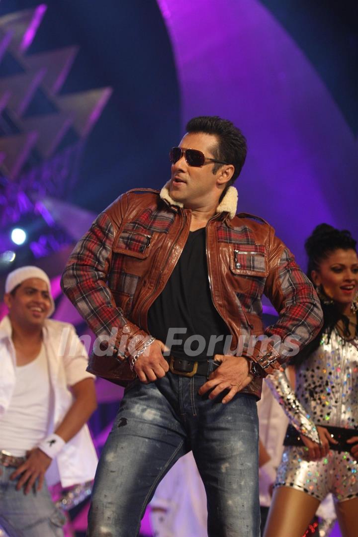 Salman Khan performs at Stardust Awards-2011