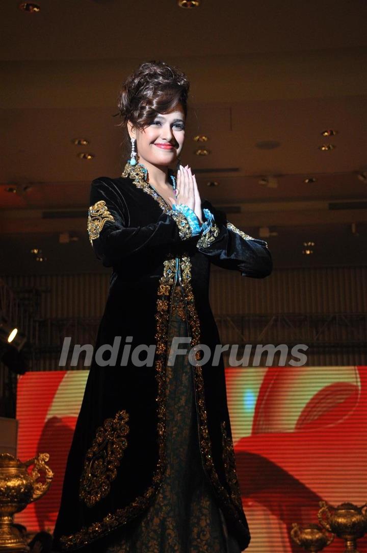 Yuvika Choudhary walk the ramp for Gitanjali Cyclothon Fashion Show 2011