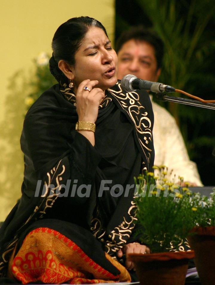 Sufi legend Ustad Zila Khan performing Sufiana Kalam at Jamia Millia Islamia campus, in New Delhi on Tuesday. .