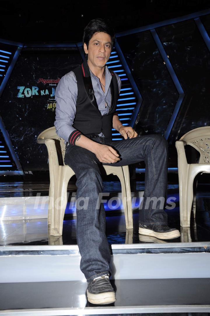 Shah Rukh Khan on the sets of Imagine Zor Ka Jhatka at Yashraj Studios in Mumbai. .