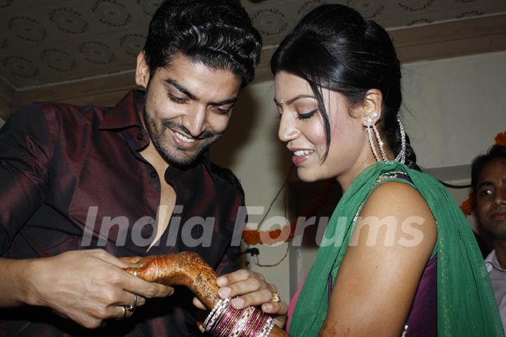 Gurmeet searches for his name hidden in Debina's mehendi