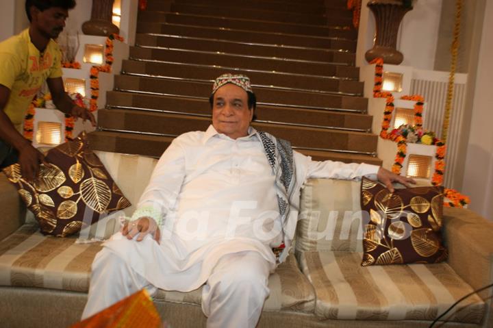 Kadar Khan shoots with Ravi Kissen at Goregaon. .