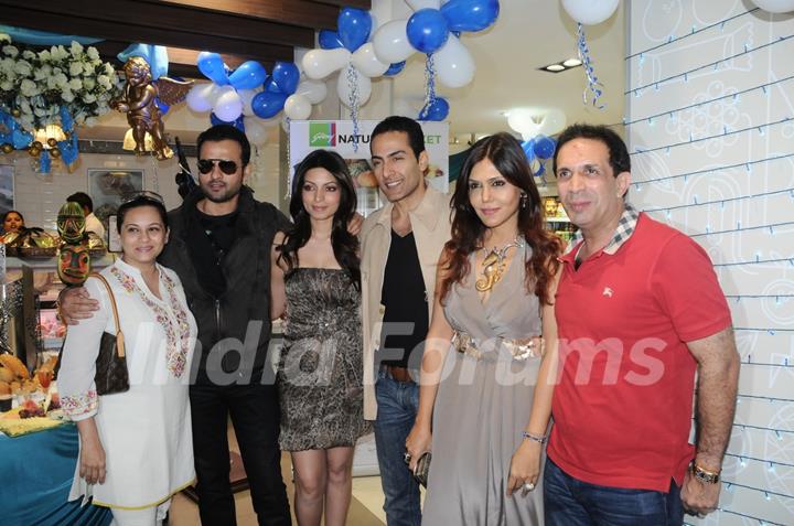 Rohit Roy, Manasi Roy and Shama Sikandar at launch of Nature Basket at Juhu