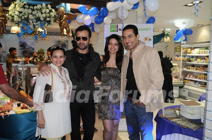 Rohit Roy, Manasi Roy and Shama Sikandar at launch of Nature Basket at Juhu