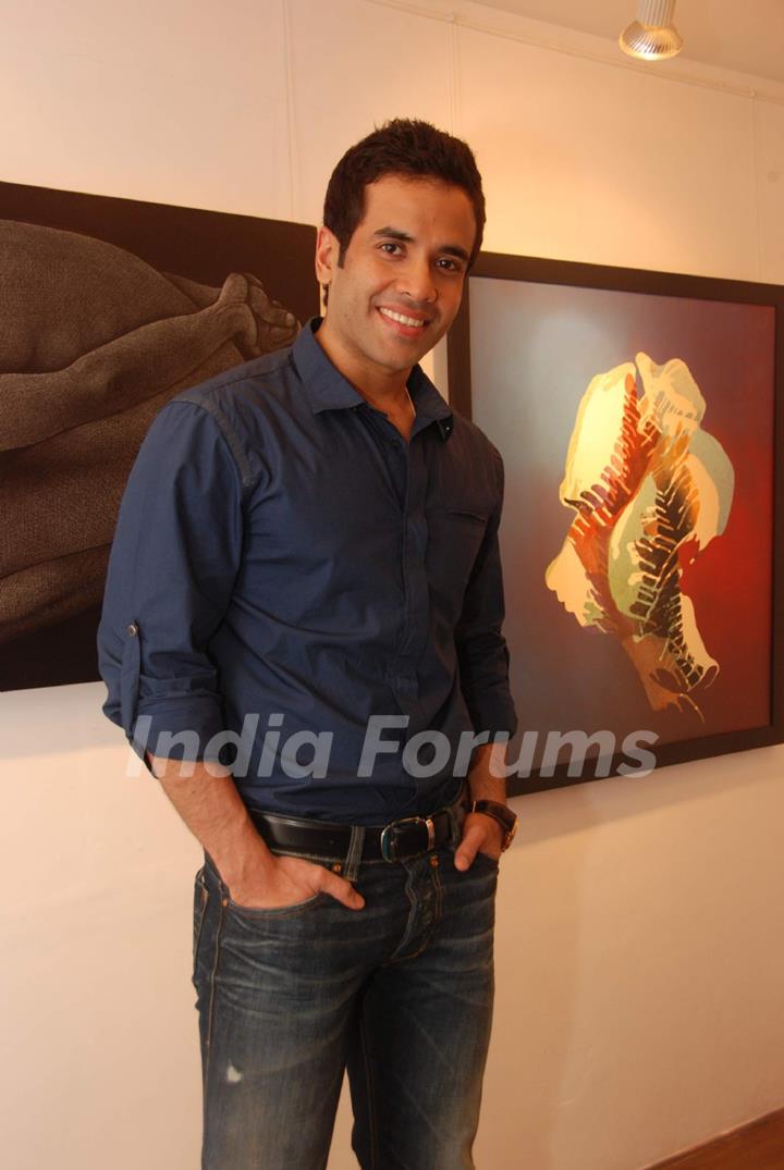 Tusshar Kapoor inaugurates Bendre art event to Where: Bandra. .