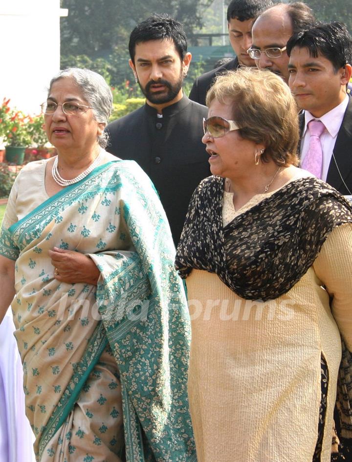 Gursharan Kaur,  Salma Ansari and Aamir Khan at the release of book &quot;Colours of My Rainbow&quot;