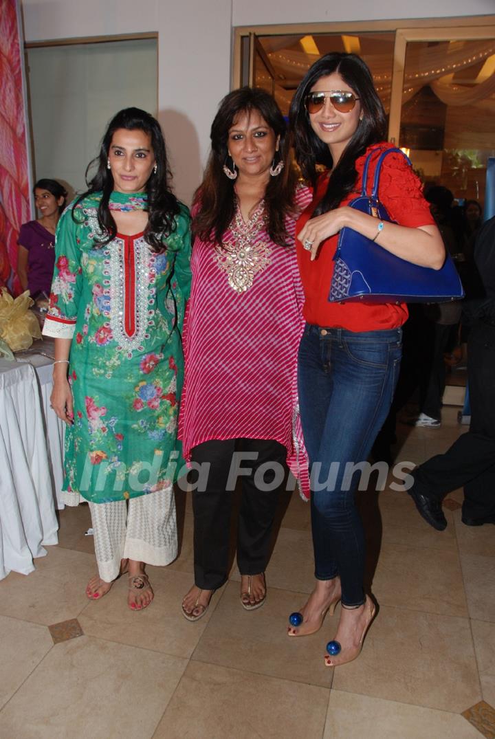 Shilpa Shetty and Mana Shetty at Araish Exhibition, Blue Sea in Mumbai