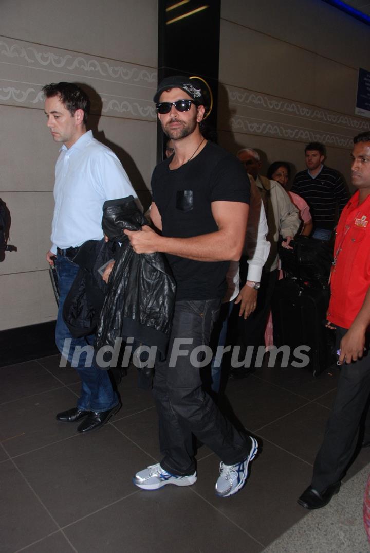 Hrithik Roshan leaves for Star Parivaar awards in Venetian Macau at International Airport, Mumbai. .