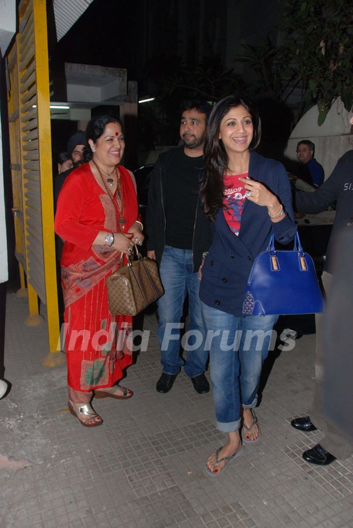 Shilpa Shetty and Raj Kundra at Tanu Weds Manu Screening at Ketnav, Bandra. .