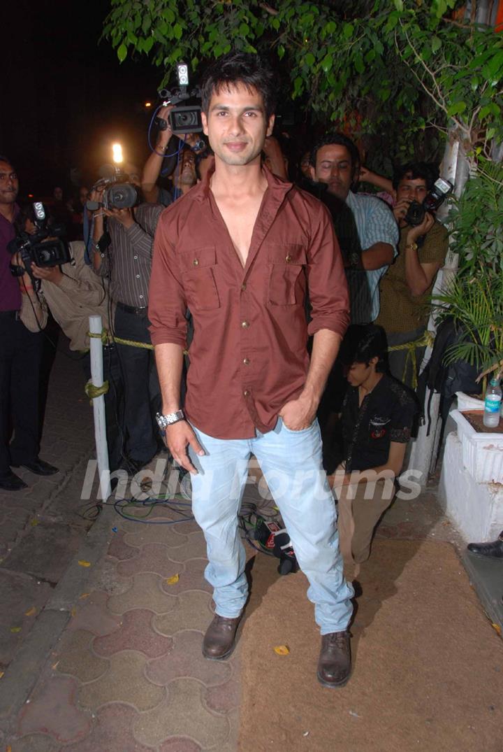 Shahid Kapoor celebrates his birthday in style at Olive, Bandra. .