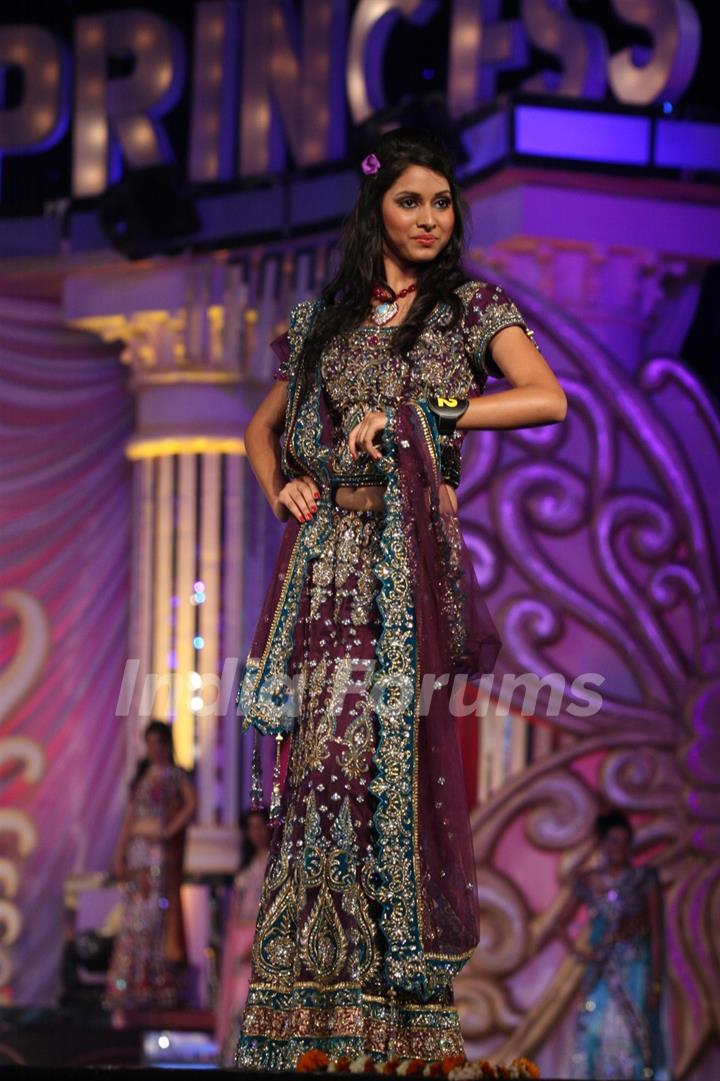 Model walks the ramp at Grand Finale of Indian Princess 2011-12