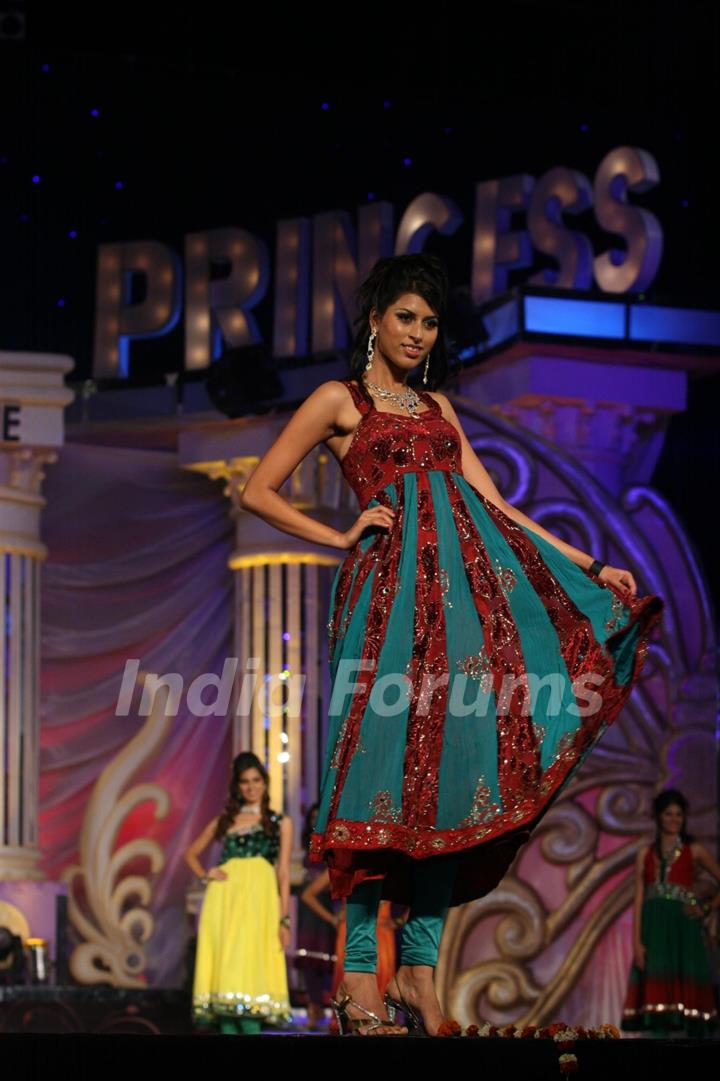 Model walks the ramp at Grand Finale of Indian Princess 2011-12