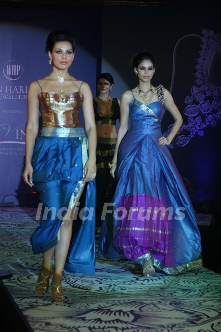 Model walks the ramp for Waman Hari Pethi Jewellery show at Novotel