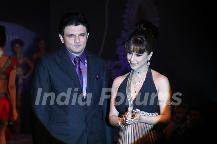 Urmila Matondkar walks the ramp for Waman Hari Pethi Jewellery show at Novotel