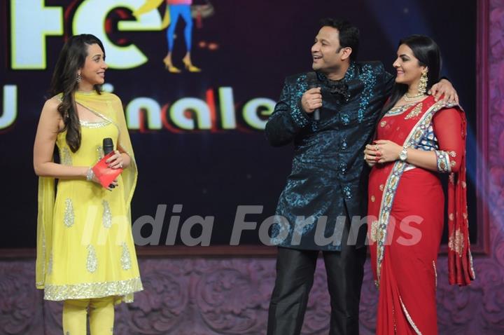 Karishma Kapoor with participants in Grand Finale of Wife Bina Life