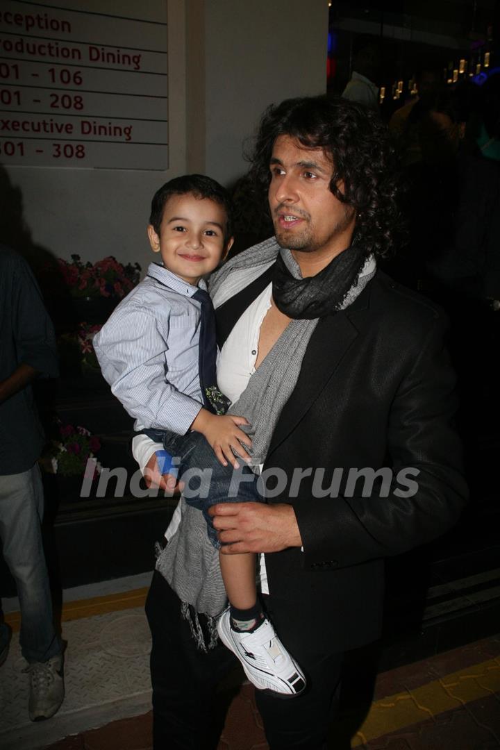 Sonu Nigam with his son at BIG STAR IMA Awards