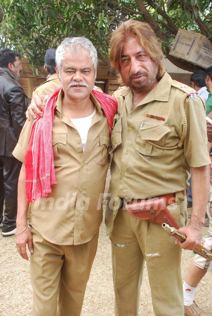 On location of film &quot;Bin Bulaye Baarati&quot; with Shakti Kapoor and Sanjay Mishra