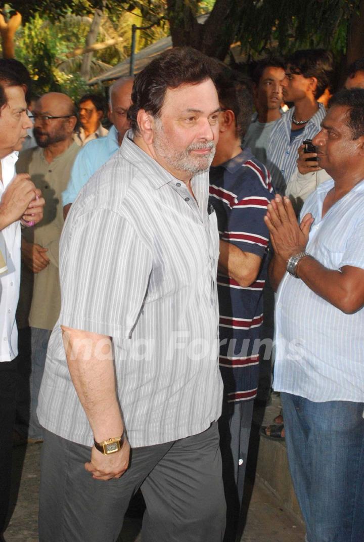 Rishi Kapoor at Navin Nischol funeral at Santacruz. .