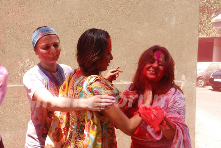 Deepshikha Nagpal and Ishita Arun at Ekta Kapoor, Sanjay Gupta and Kiran Bawa's Holi Party at Versov