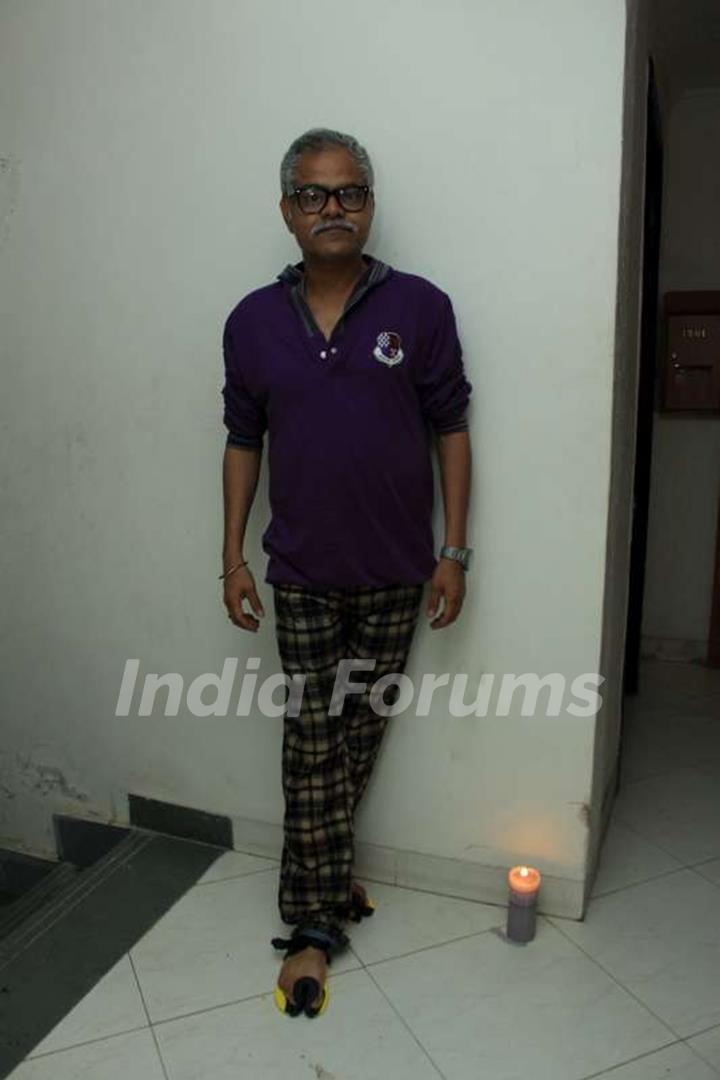 Sanjay Mishra at Aftab Shivdasani place