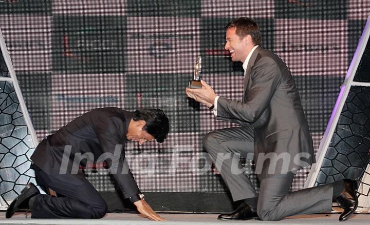 Hugh Jackman honoured Shah Rukh Khan at FICCI Frames Excellence Honours 2011