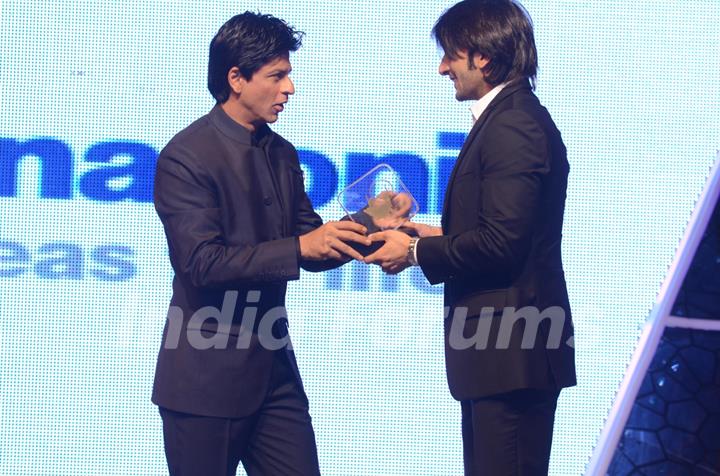 Shah Rukh Khan honoured Ranveer Singh at FICCI Frames Excellence Honours 2011