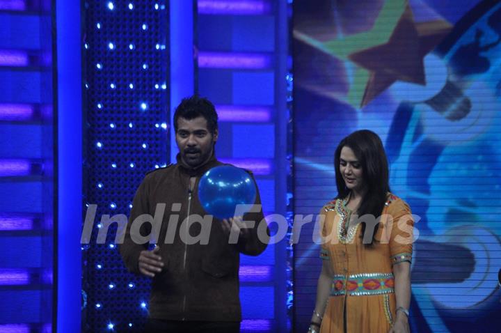 Preity and Shabir on the sets of Guinness World Records at RK Studios