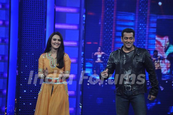 Preity and Salman on the sets of Guinness World Records at RK Studios