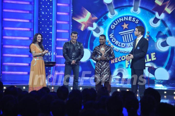 Preity and Salman on the sets of Guinness World Records at RK Studios