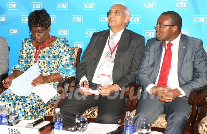 (LtoR)Minister of Industries ,Malawi,Eunice Kazembe,Chairman,OIA(India),V B Soni and Minister of Indusries ,Mozambique,Armando Inroga  at the conference