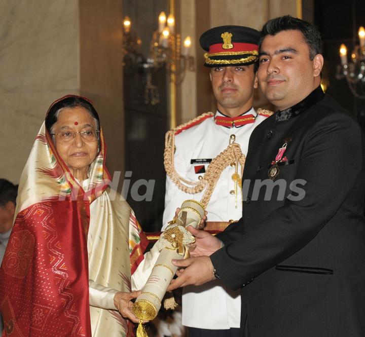 The President, Pratibha Devisingh Patil presenting the Padma Shri Award to Gagan Narang, at an Investiture Ceremony II, at Rashtrapati Bhavan, in New Delhi