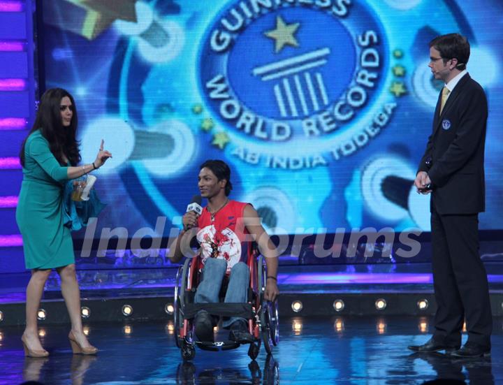 Still from tv show Guinness World Records - Ab India Todega