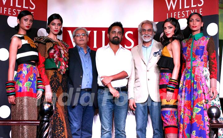 Designer Sabyasachi Mukherjee, FDCI President Suneel Sethi and ITC's  Atul Chand with models, at the Wills Lifestyle Grand Finale collection preview in New Delhi on Mon 5 April 2011. .