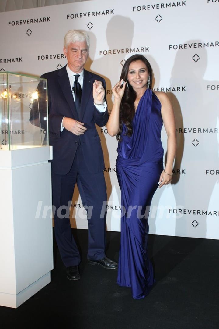 Rani Mukherjee at unveling YIn Yang world largest identival Diamond pair by Forevermark in Mumbai