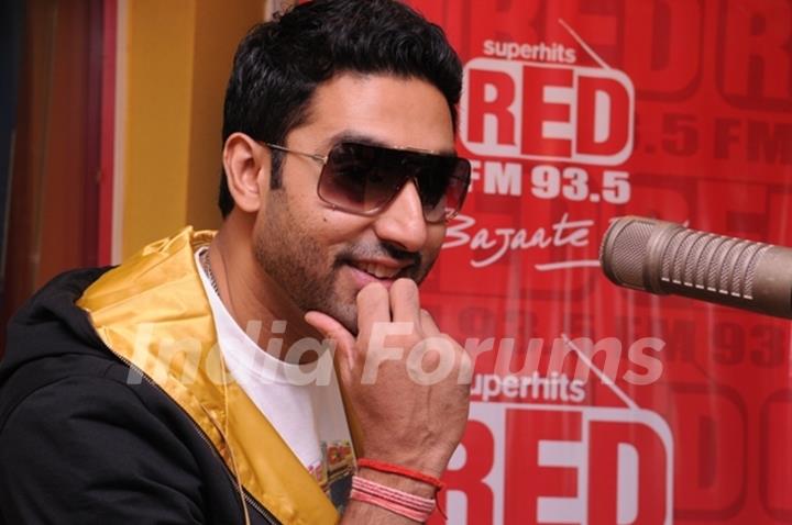 Abhishek Bachchan sing the song ‘Thayn Thayn’ LIVE on RED FM